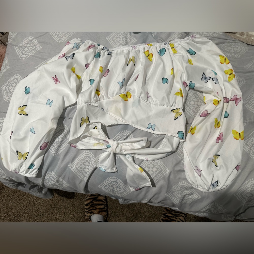 Butterfly Cropped top, ties in the back. Never worn, got off is SHEIN awhile ago